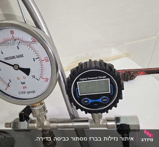 מד לחץ דיגיטלי ומד לחץ מכני על רקע קיר לבן